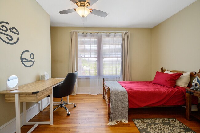 Twin bedroom with desk - 1608 Fayetteville St