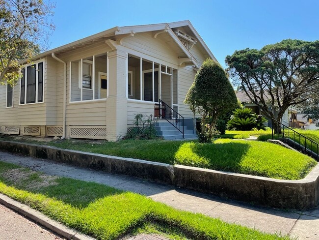 Building Photo - 4 Bed 2 Bath Rental