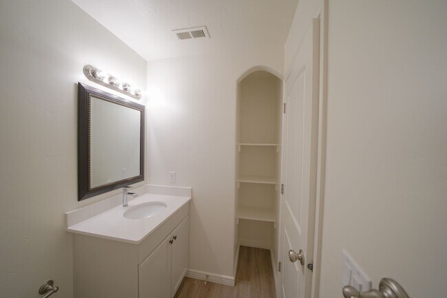 Building Photo - Remodeled 3 Bed / 2.5 Bath Townhome in Great Location