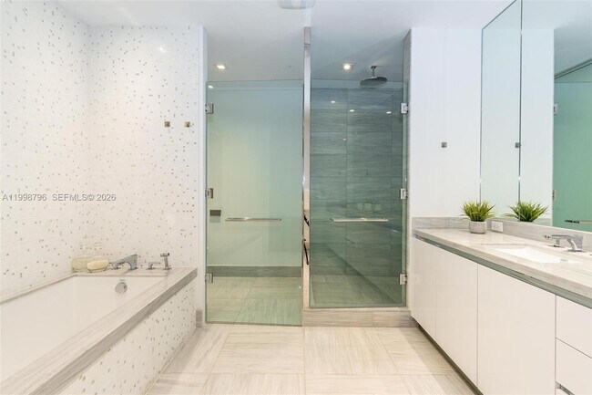 Building Photo - 16901 Collins Ave