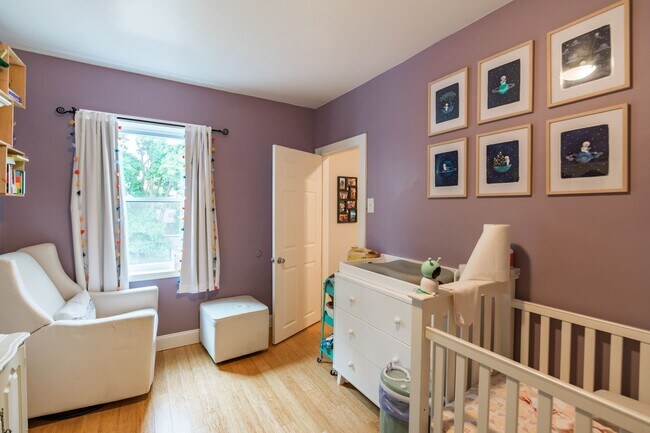 Building Photo - Two Bed East Kensington Townhouse