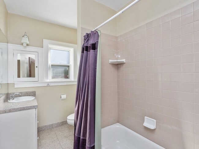 Building Photo - Beautiful Home in Quaint Neighborhood