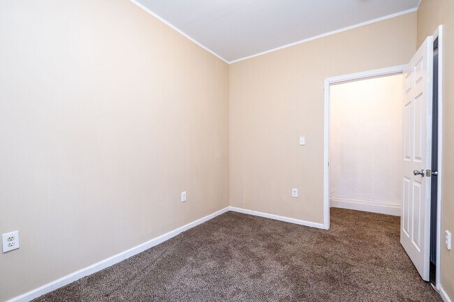 Building Photo - 627 Hague St