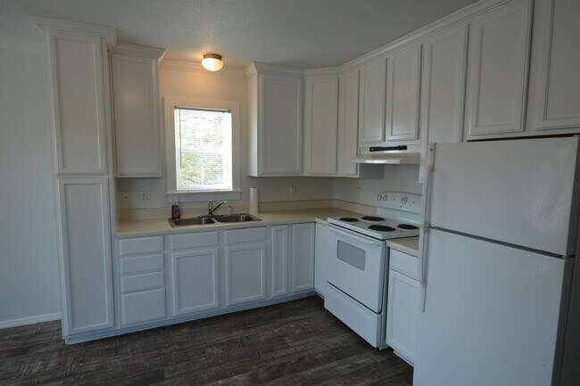 Building Photo - AVAILABLE 6/10/26 Adorable 2 bedroom cottage available long term off 30A! Huge screened in porch ...