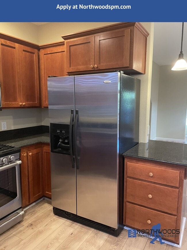 Building Photo - Beautiful 2 Bedroom 2.5 Bath Townhouse in ...