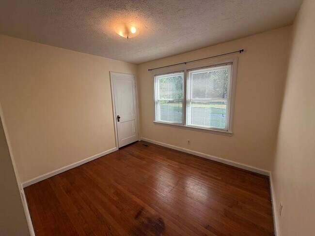 Building Photo - 6006 Chalmers Dr SW