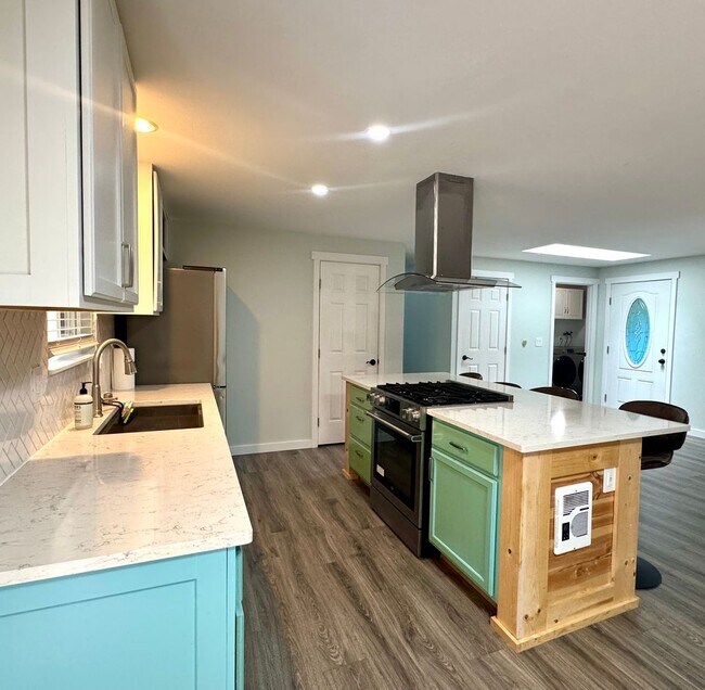Building Photo - East Bremerton rambler with huge fenced yard...now available