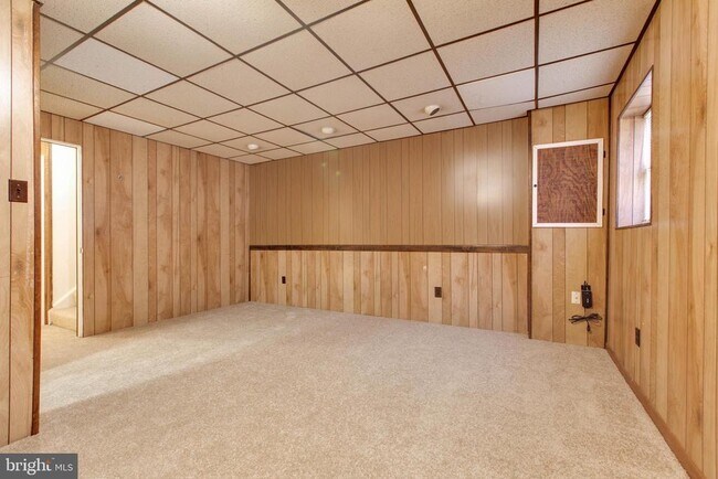 Building Photo - 557 W Diamond Ave