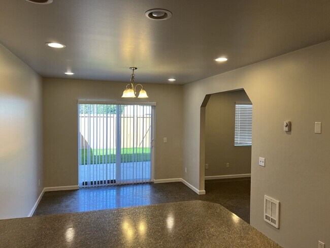 Building Photo - Charming 3-Bed Duplex with 2.5 Baths & 1600 Sq Ft - Prime Tacoma Location!