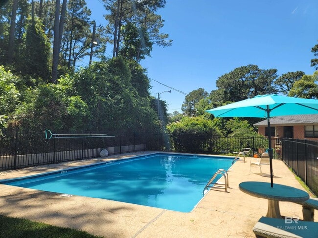 Building Photo - 512 Lake Forest Blvd