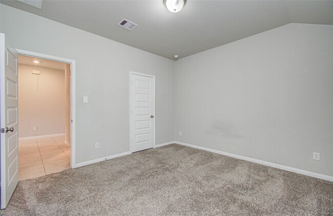 Building Photo - 2815 Dry Creek Dr