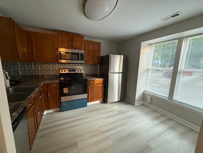 Building Photo - Beautiful Townhome in Prime Raleigh Location