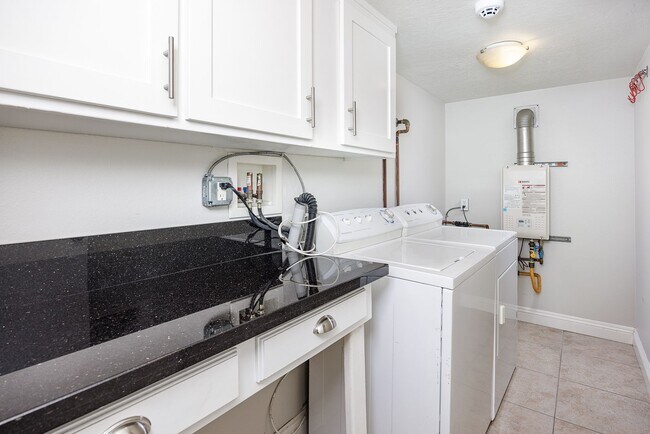 Building Photo - Upgraded Newport Beach Townhouse in Park Lido!