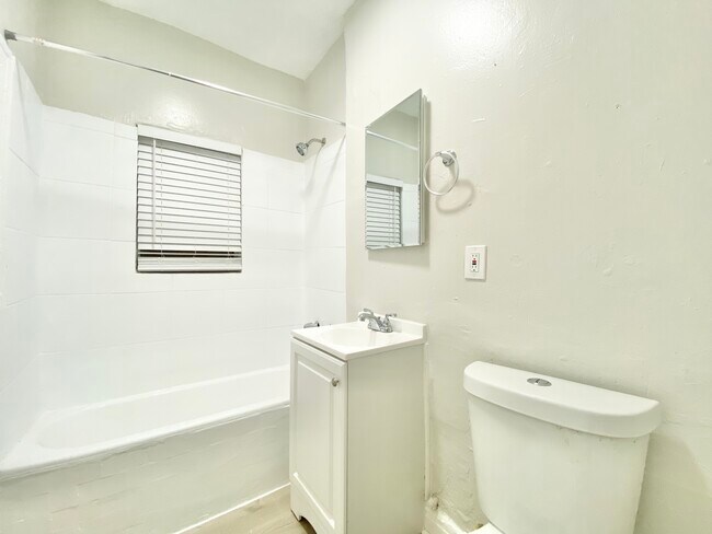 Building Photo - 832 W Florence Ave