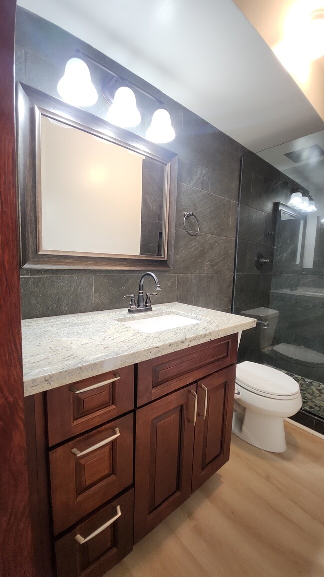 Building Photo - 469 Ena Rd