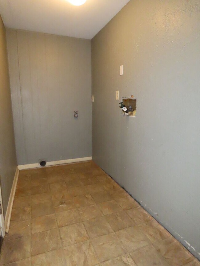 Building Photo - Lovely Updated 3 Bedroom, 2 Bath House in ...