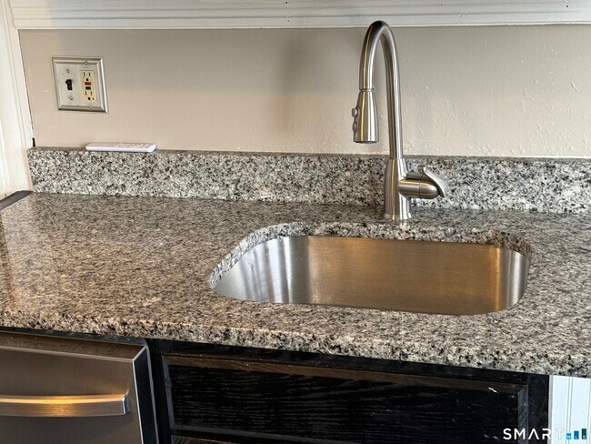 Building Photo - 154 Daly Ave