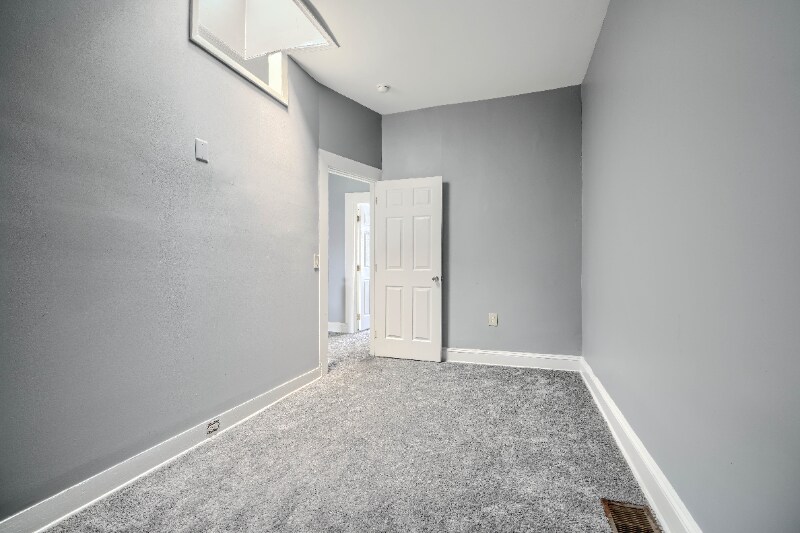 Building Photo - 709 N Linwood Ave