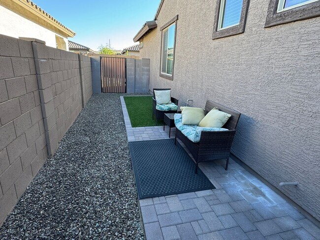 Building Photo - 2024 Beautiful Furnished 3 Bedroom 2 Bath with Private Suite near Sports Venues