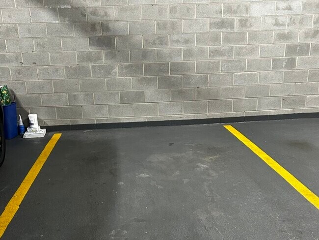 Building Photo - 873 N Larrabee St