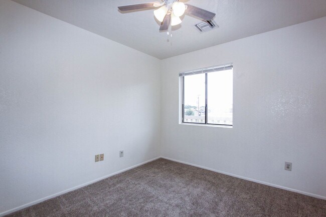 Building Photo - 8459 E Leigh Dr