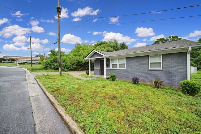 Building Photo - Beautiful Brick Home With Large Driveway