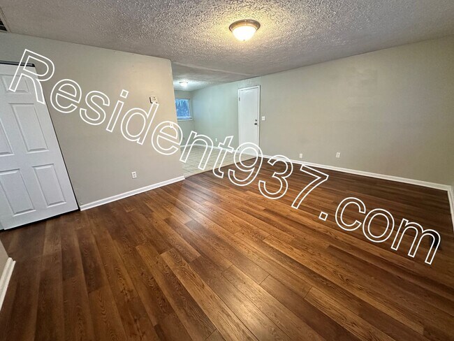 Building Photo - 3 Bed 2 bath Home