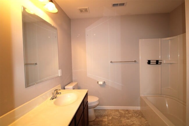 Building Photo - 221 Pecan Bluffs Dr