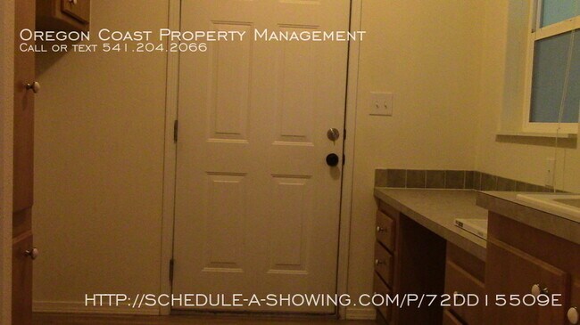 Building Photo - Gorgeous View 3 Bedroom House