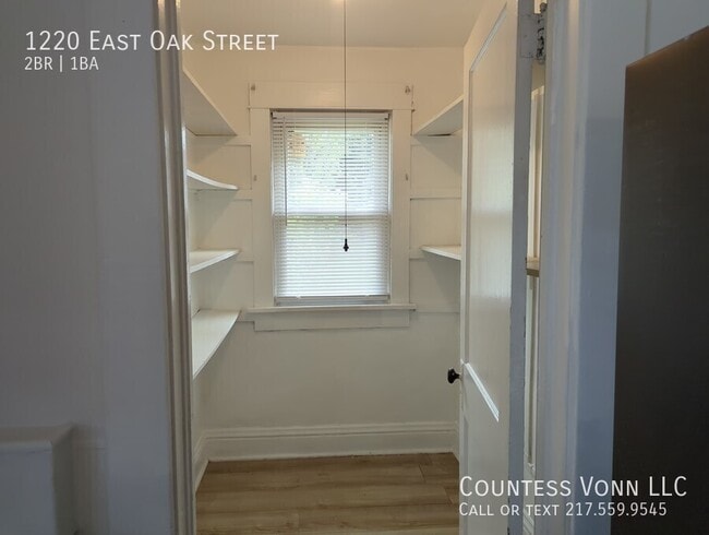 Building Photo - 1220 E Oak St