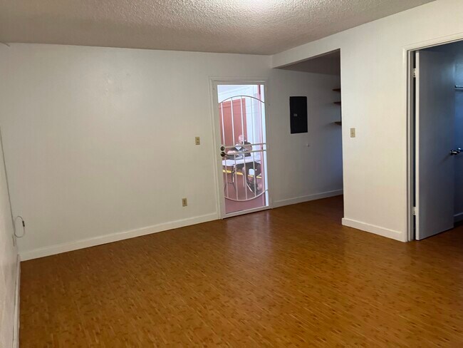 Living room - 1926 Houghtailing St