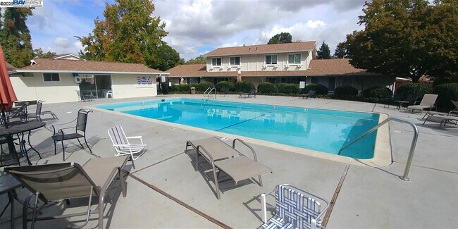 Building Photo - 2551 Twin Creeks Dr