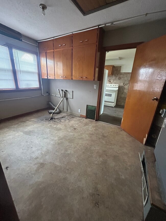 Building Photo - 417 W Claflin Ave