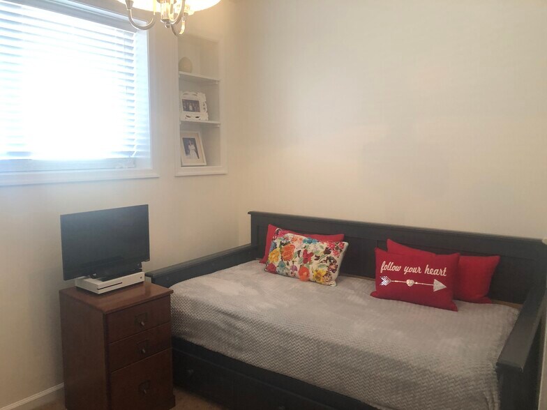 3rd bedroom - 330 Pemberton St