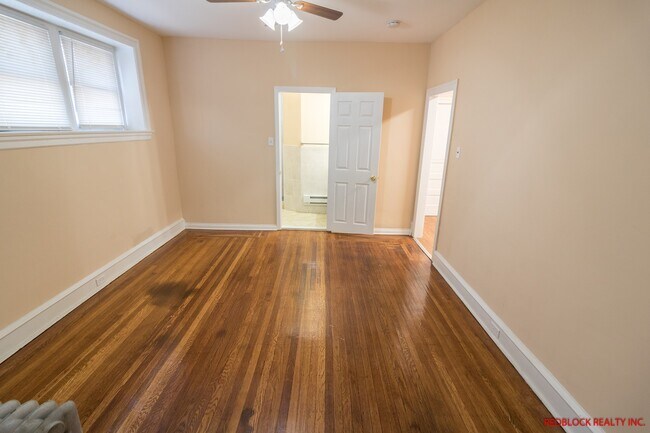 Building Photo - ???UPDATED, HUGE 4 BEDROOM AND 2 BATH HOME...