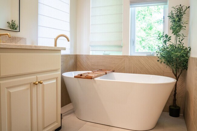 Building Photo - Newly Professionally Designed Home Westsid...