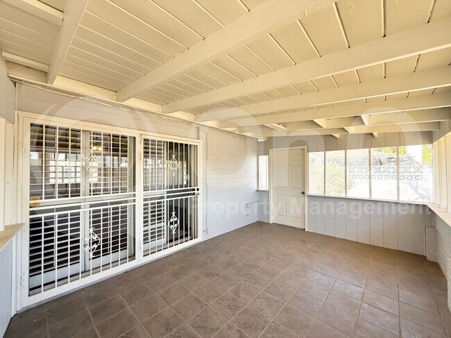 Building Photo - 2127 W San Miguel Ave