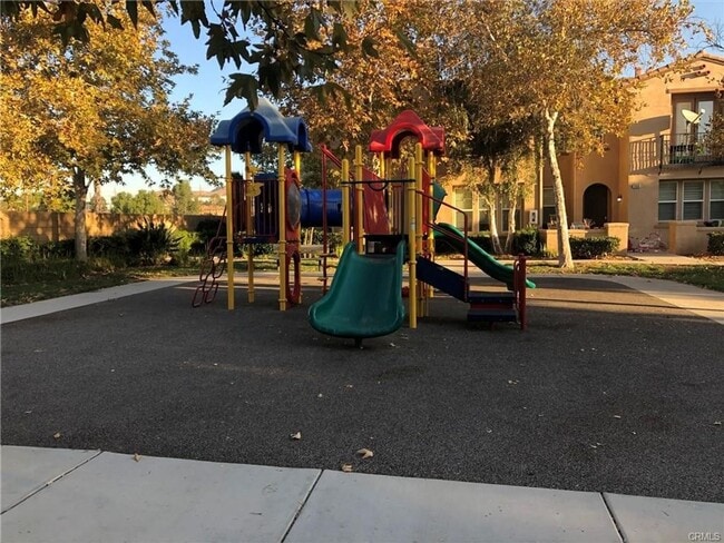 Building Photo - Comfort and convenience in this 2 bedroom 2 bathroom home