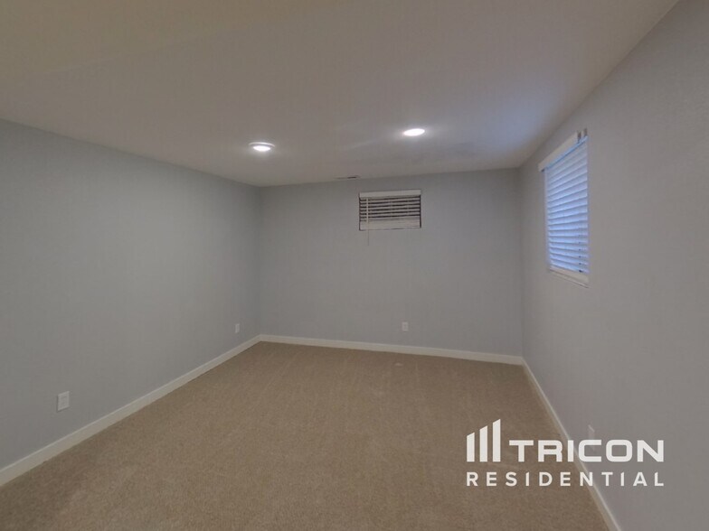 Building Photo - 2200 S Mobile Way