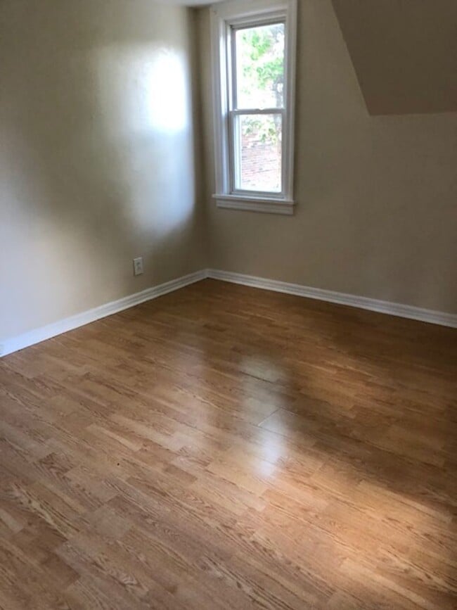 Building Photo - 2 Story, 3+ Bed, 2 Full Baths, Home with G...