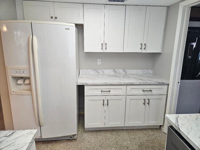 Kitchen - 533 Oxford Ave