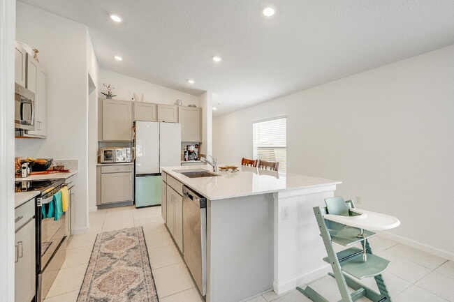 Building Photo - 3/2 in gated Tillman Lakes!