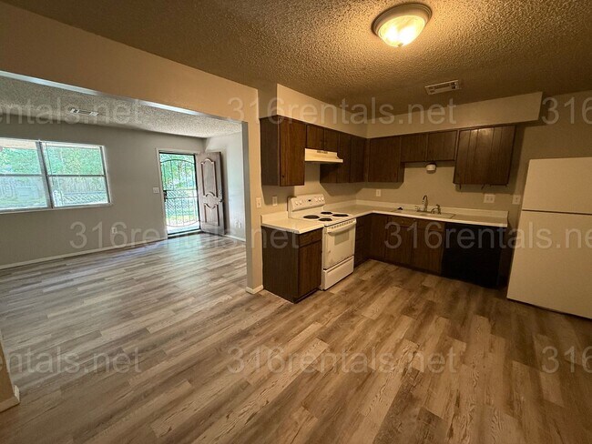 Building Photo - $825 - 2 bedroom/ 1 bathroom - Duplex