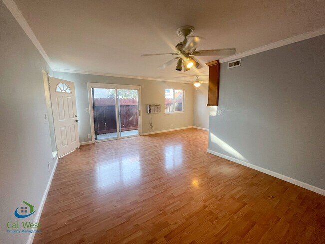 Building Photo - $2795- 2 Bed/1 Bath Remodeled two Story To...