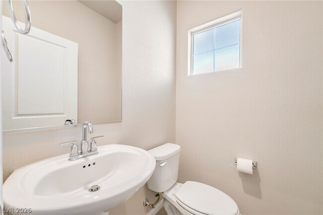 Building Photo - 472 Silverweed Ave