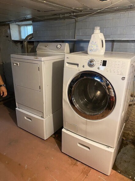 Shared washer/dryer - 434 Goodrich Ave