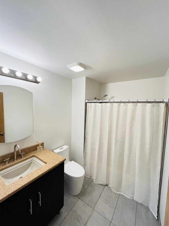 Building Photo - 1486 W Jefferson Ave