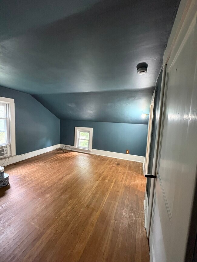 Building Photo - 825 Burr Oak St