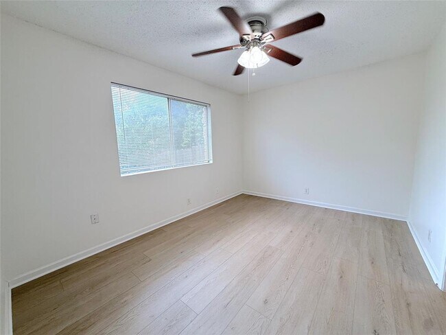 Building Photo - 9900 Hundred Oaks Cir