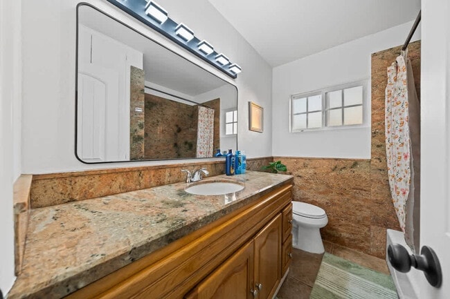 Building Photo - 606 S Sunshine Ave